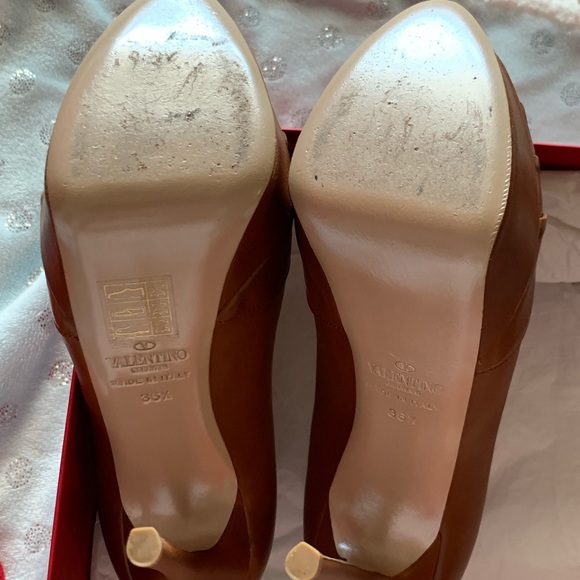 Valentino Garavani Ruspoli Camel pumps - Picture 7 of 8